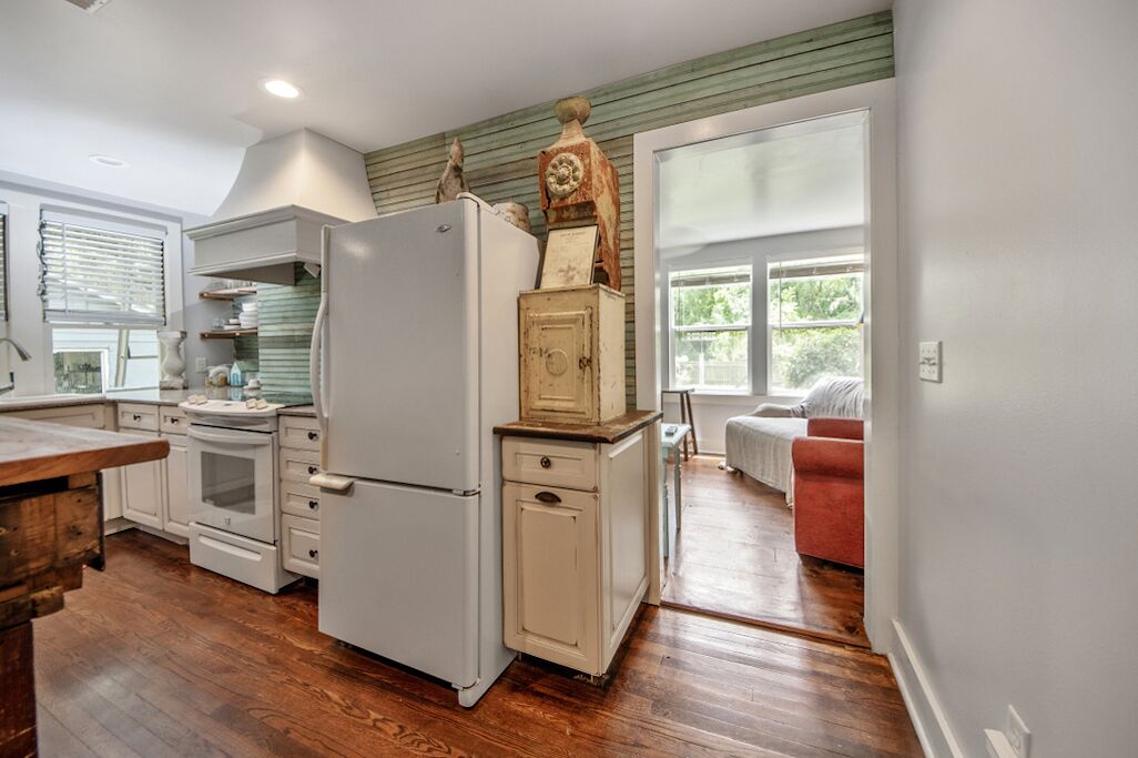 Pet Friendly-1 Mile to the Beach! Fenced in Back Yard!