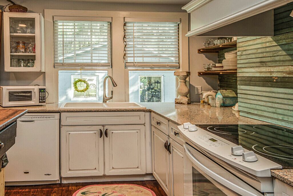 Pet Friendly-1 Mile to the Beach! Fenced in Back Yard!