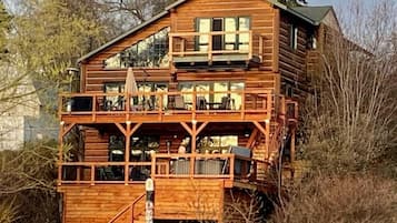 ุงูู
ูุดุฃุฉ ู
ู ุงูุฎุงุฑุฌ