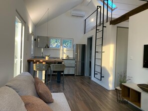 TV connectée, cheminée, jeux vidéo, table de tennis de table