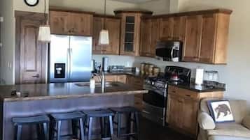 Departamento, varias camas, balcón | Cocina privada | Refrigerador, microondas, parrilla de estufa y lavavajillas