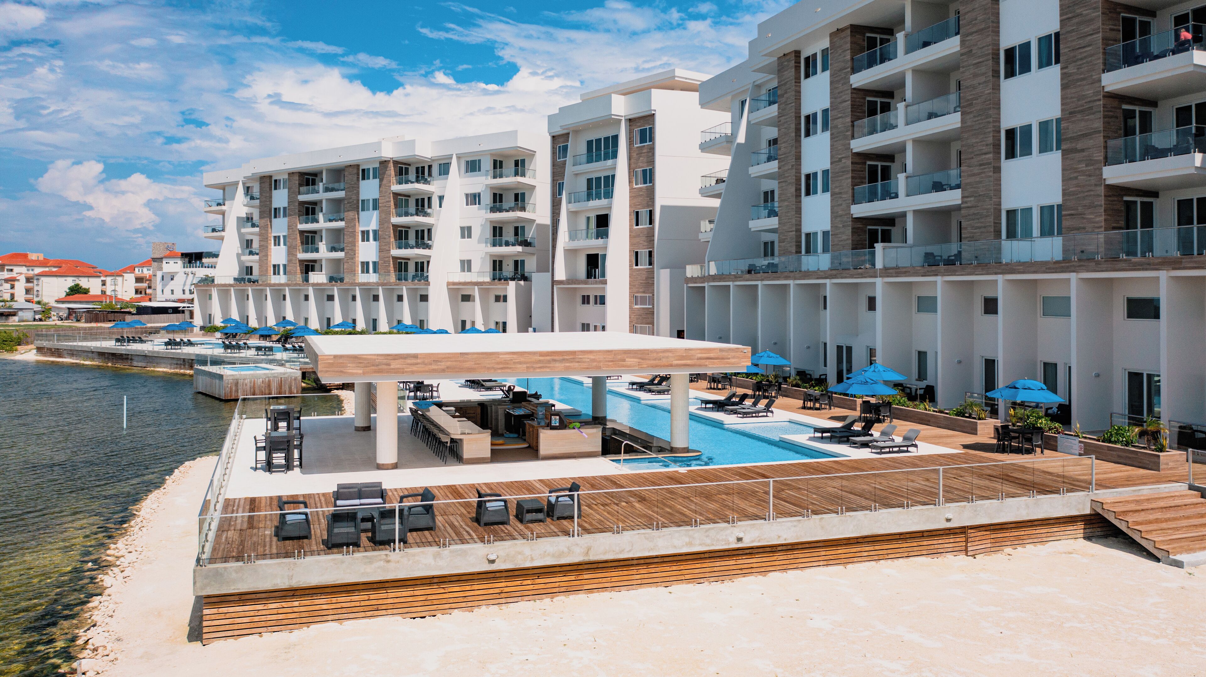 Bar en milieu de piscine