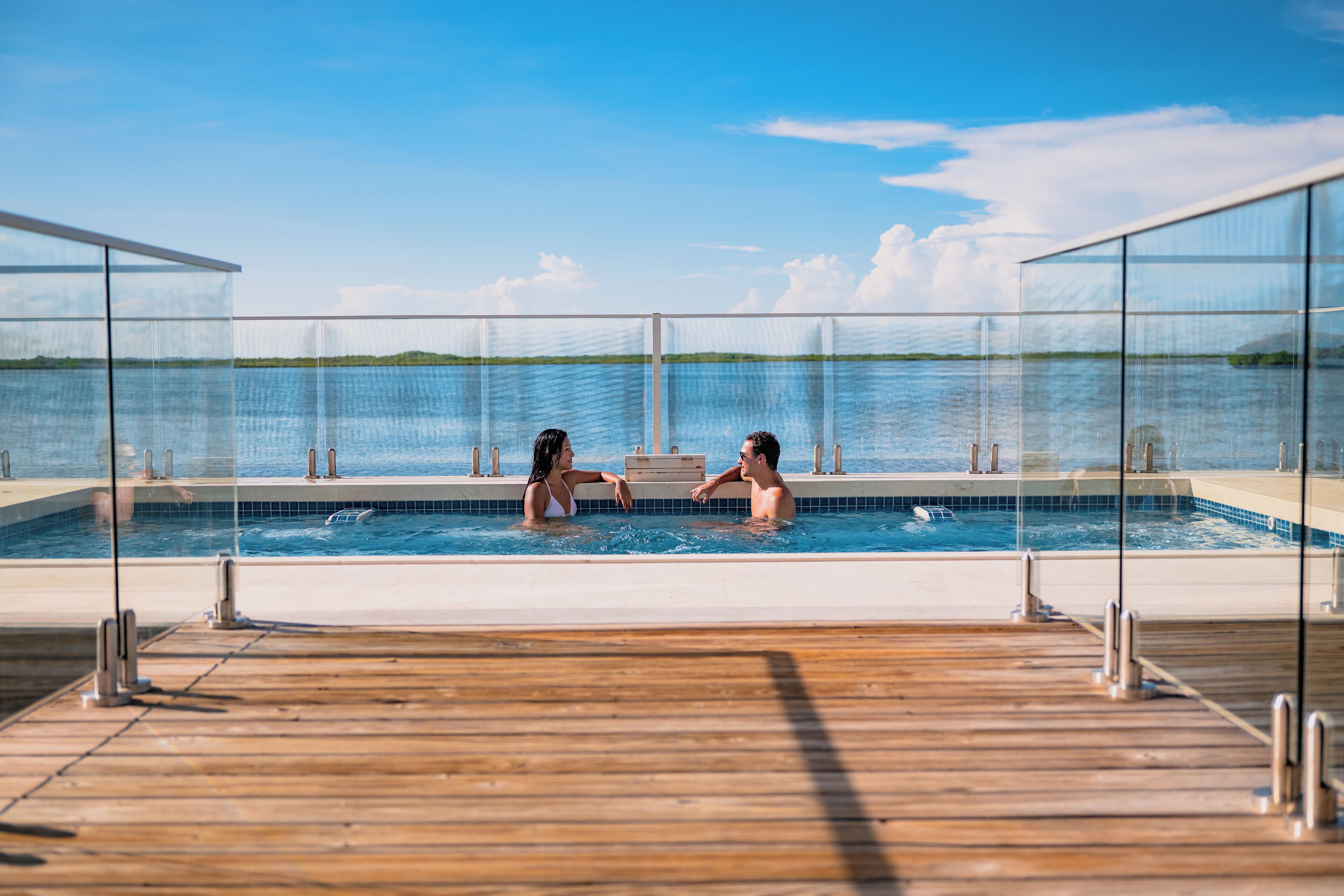 2 albercas al aire libre, sombrillas en la alberca y camastros 