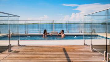 2 piscines extérieures, parasols de plage, chaises longues
