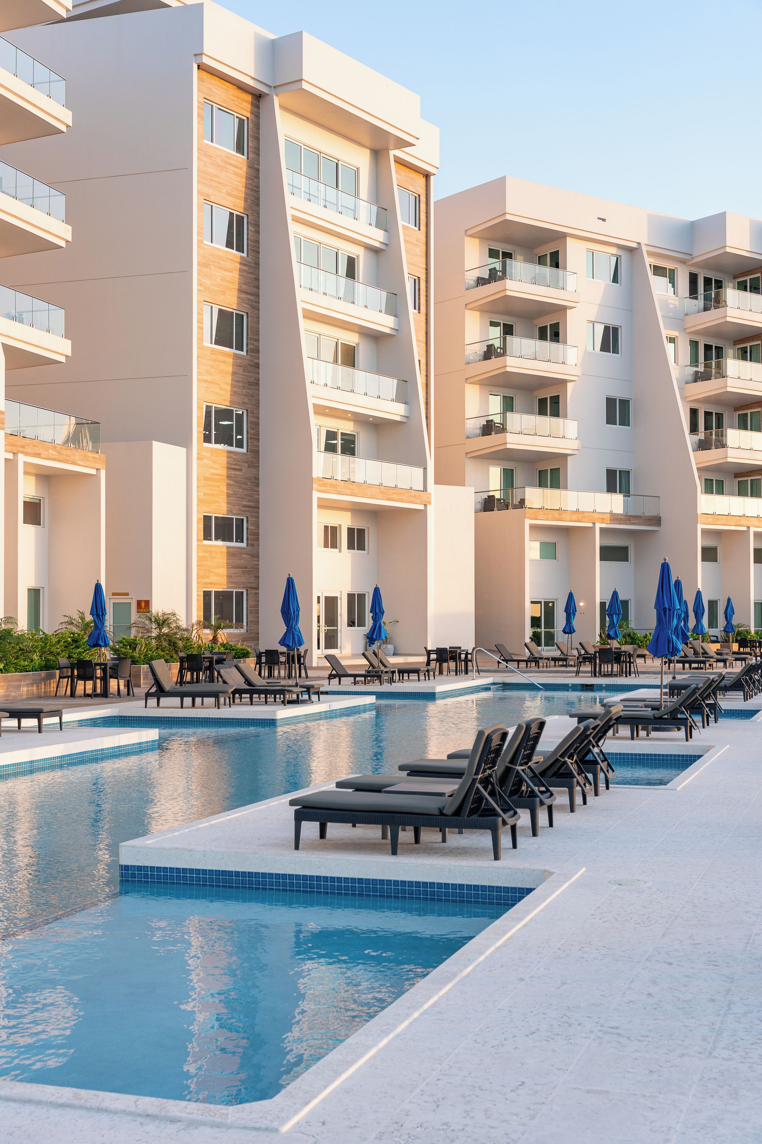 2 albercas al aire libre, sombrillas en la alberca y camastros 