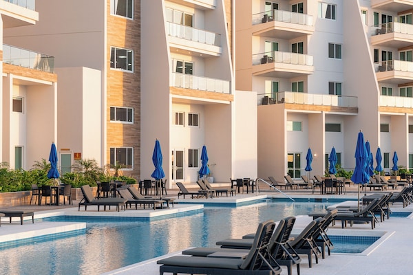 2 albercas al aire libre, sombrillas en la alberca y camastros