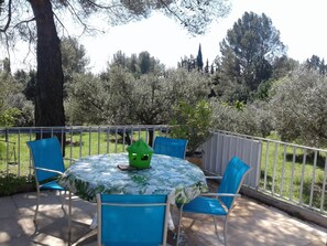 Outdoor dining - Cabanon-Piscine et Chambre Provence verte (draguignan)
