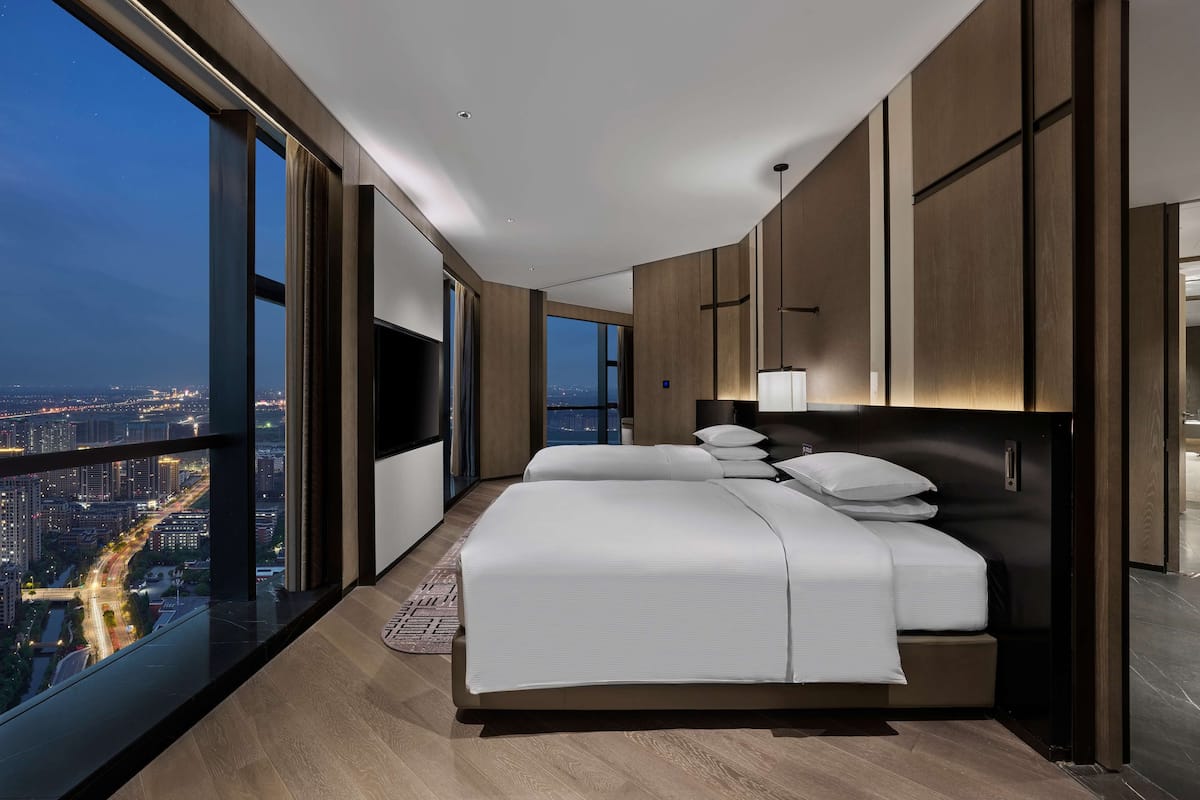 Minibar, caja de seguridad en la habitación y escritorio