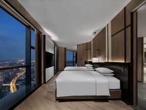 Executive Suite, 2 Twin Beds | Minibar, in-room safe, desk, laptop workspace - Hilton Jiaxing (Jiaxing)
