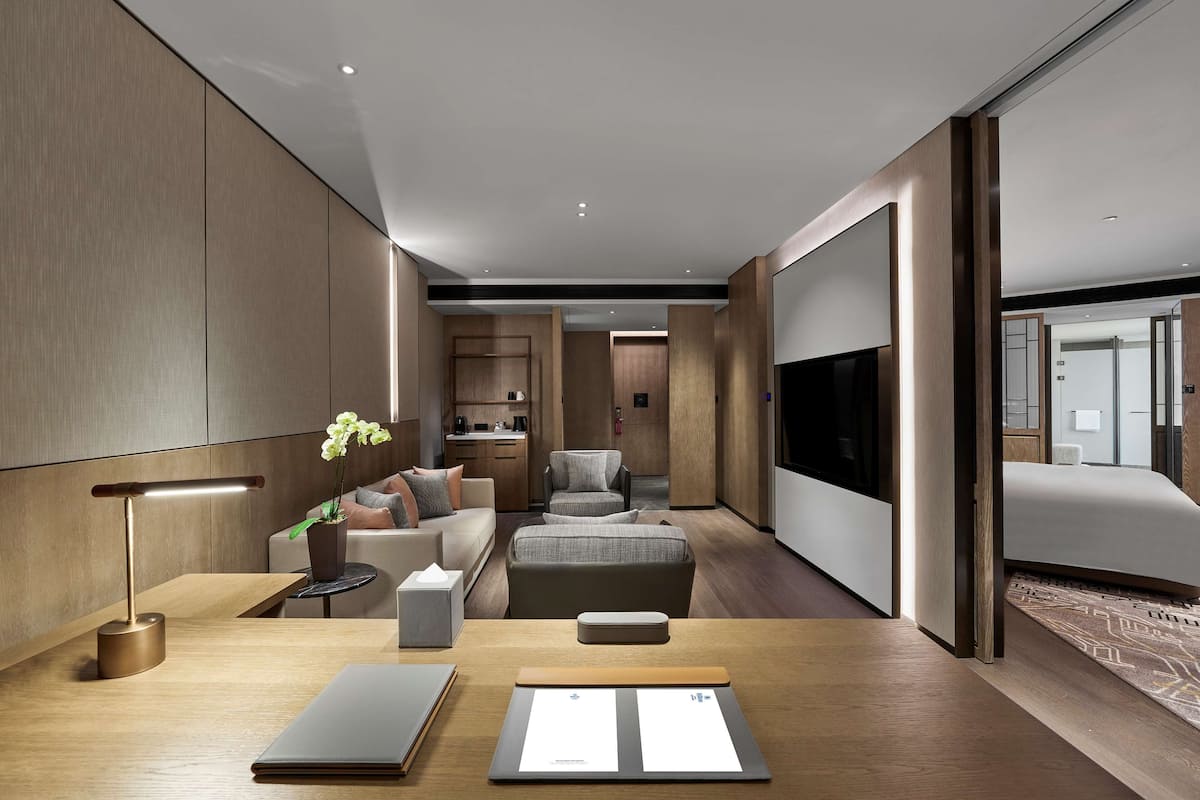 Minibar, caja de seguridad en la habitación y escritorio