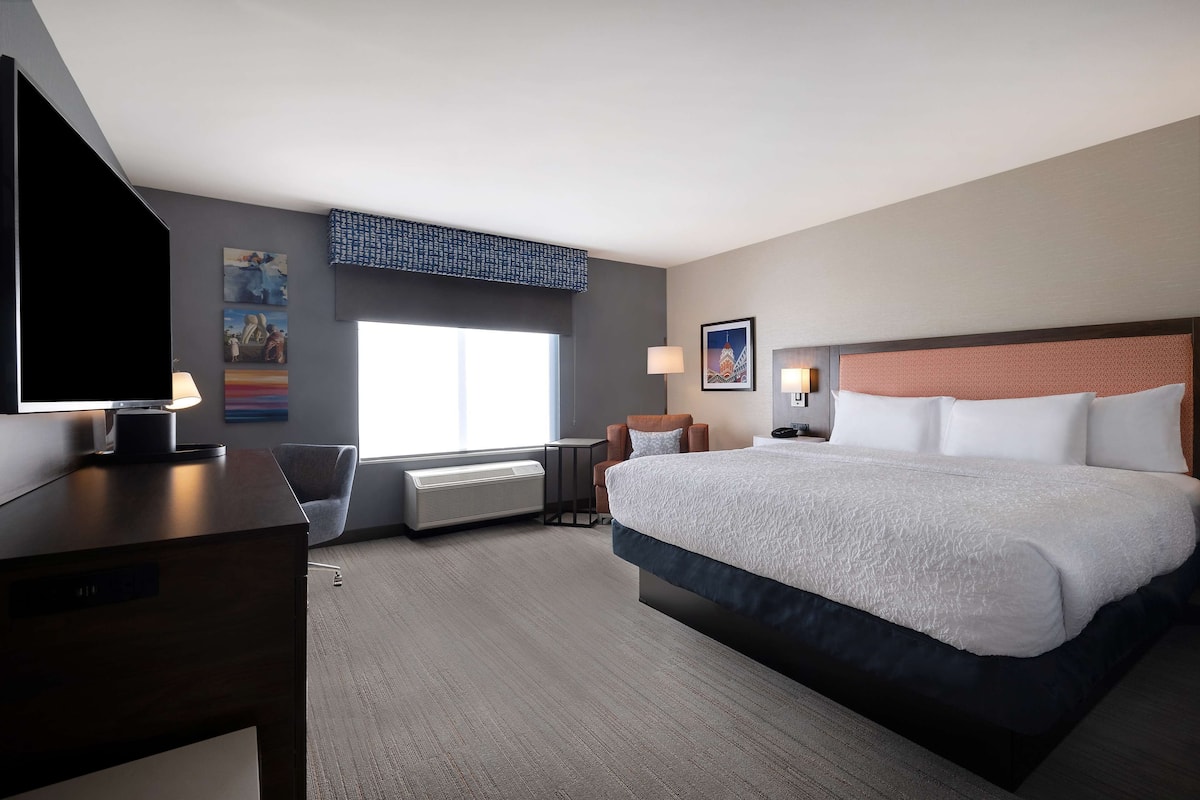 Minibar, WiFi, bed sheets