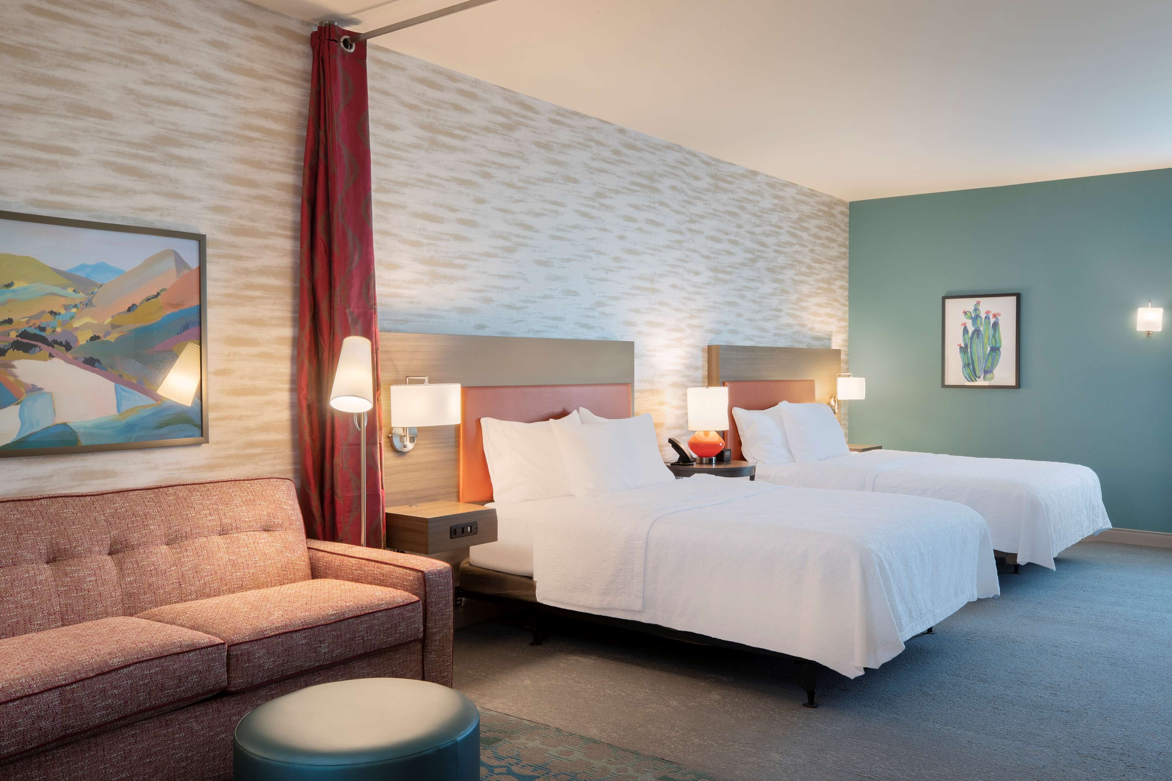 สตูดิโอ, เตียงควีนไซส์ 2 เตียง, พร้อมสิ่งอำนวยความสะดวกสำหรับผู้พิการ (Roll-In Shower) | บริเวณนั่งเล่น | ทีวีจอแอลซีดี