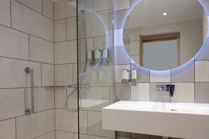 Shower, free toiletries, hair dryer, towels - Hampton by Hilton York Piccadilly (York)