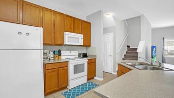 Room (4 Bedrooms) | Private kitchen | Oven, stovetop, dishwasher, cookware/dishes/utensils
