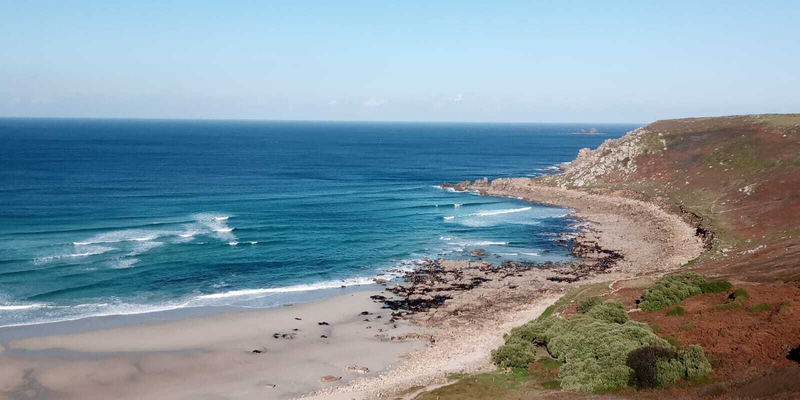 Playa en los alrededores y camastros 