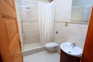 Apartment, Mehrere Betten | Badezimmer | Dusche, Handtücher