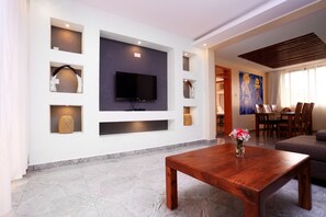 Apartment, Mehrere Betten | Wohnzimmer | 30-Zoll-Fernseher mit Digitalempfang