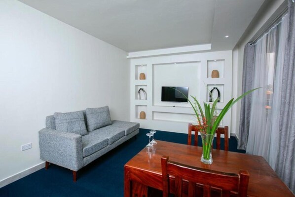 Appartement, Meerdere bedden | Woonkamer | Een 30-inch televisie met digitale zenders