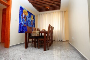 Private kitchen - Deluxe 1- Bedroom Apartment With Swimming Pool (Kampala)