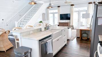 Køleskab, mikrobølgeovn, ovn, kogeplade