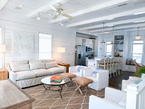 Smart TV, books - BeachFront House, Ocean View, Pool, 5 Porches, Sleeps 13, Bikes (Santa Rosa Beach)