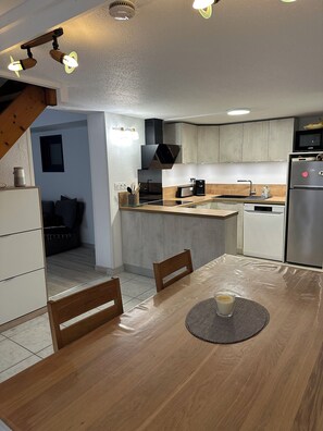 Geladeira, micro-ondas, fogão, cooktop