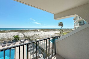 Property grounds - DIRECT GULF FRONT, BEACHY DECOR, WEST END UNIT, GREAT FOR YOUR FAMILY! | BEACHBALL PROPERTIES (Gulf Shores)