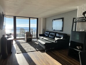 Een smart-tv en boeken