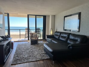 Een smart-tv en boeken