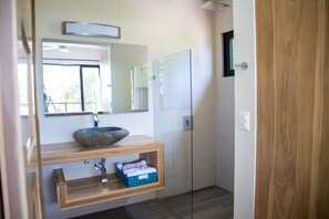 Douche, serviettes fournies, savon, shampoing