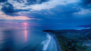 Beach nearby, sun-loungers, beach towels