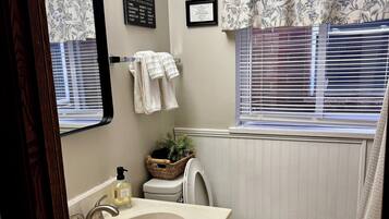 Duschwanne, Haartrockner, Handtücher, Seife