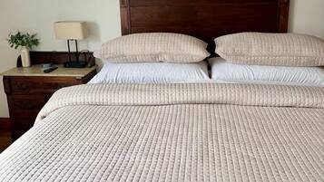 1 habitación, tabla de planchar con plancha, wifi gratis y ropa de cama