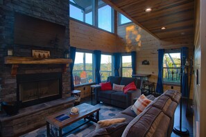 Smart-TV, peis, bøker og filmbibliotek