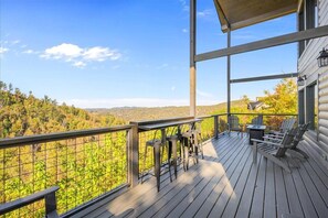 Outdoor dining - Ideally Located Between Gatlinburg & Pigeon Forge! Great Views! (Gatlinburg)