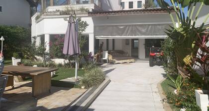 Piscina c/ Cascata, Churrasqueiras, Sauna, Banco 24hs, Supermercado, Praia