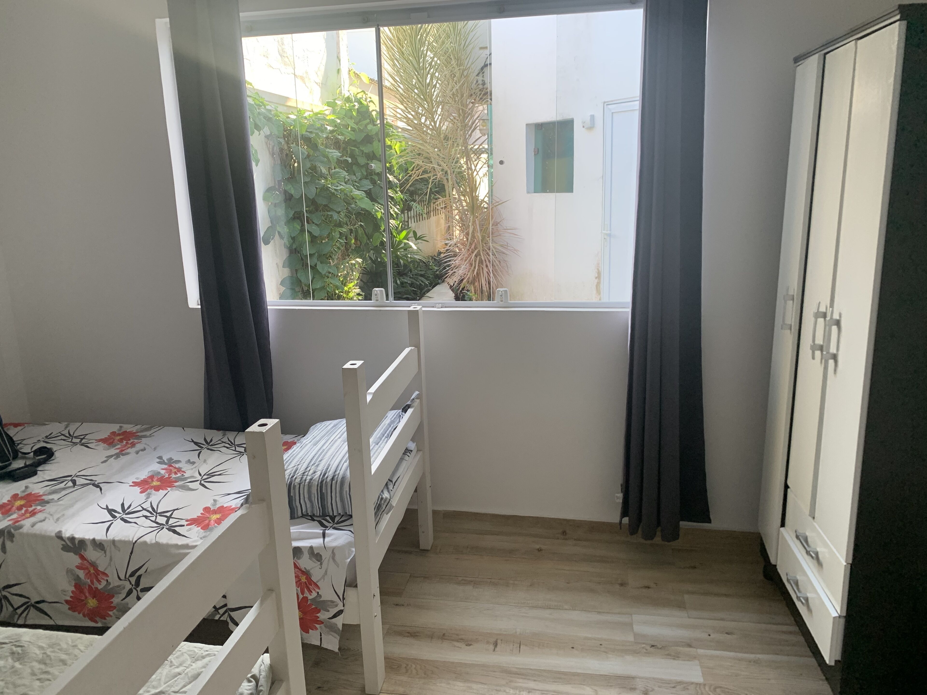 Piscina c/ Cascata, Churrasqueiras, Sauna, Banco 24hs, Supermercado, Praia