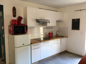 Fridge, microwave, stovetop, coffee/tea maker