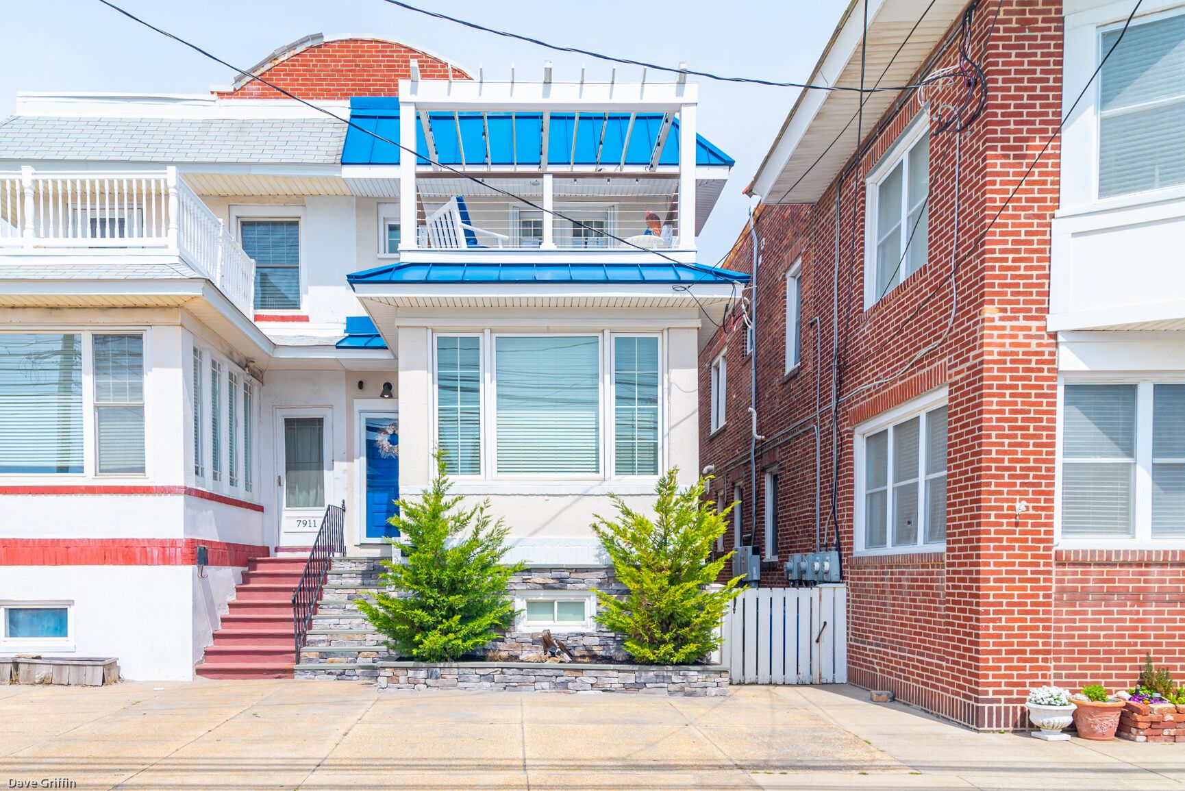Newly renovated house across from the beach, center of town