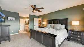 4 bedrooms, desk, free WiFi, bed sheets