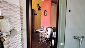 Junior Room | Bathroom | Rainfall showerhead, free toiletries, hair dryer, slippers - Residenza Bra Verona (Verona)
