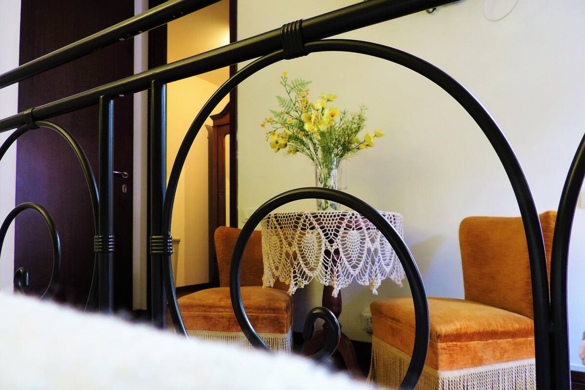 Comfort Room | In-room safe, iron/ironing board (on request), WiFi (free)