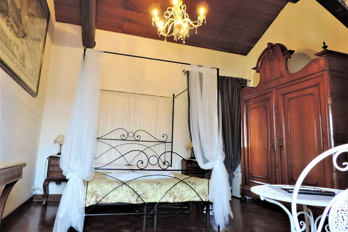 Junior Room | In-room safe, iron/ironing board (on request), WiFi (free)
