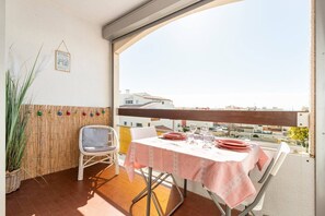 Outdoor dining - Holiday studio in Cap d'Agde, La Désirade 🌞  (Agde)