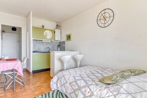 Bügeleisen/Bügelbrett, Reisekinderbett, Bettwäsche