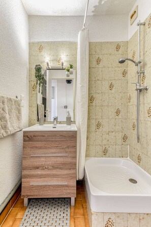 Dusche, Haartrockner, Handtücher, Seife