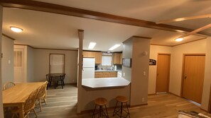 Mikrobølgeovn, oppvaskmaskin, kaffetrakter/tekoker og kjøkkenutstyr