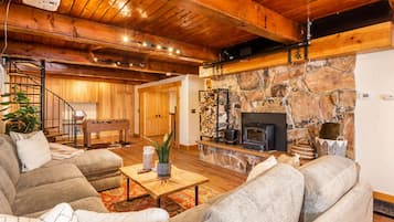 Fernseher, Kamin, Tischfußball