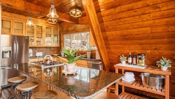 Kylskåp, mikrovågsugn, ugn och spishäll