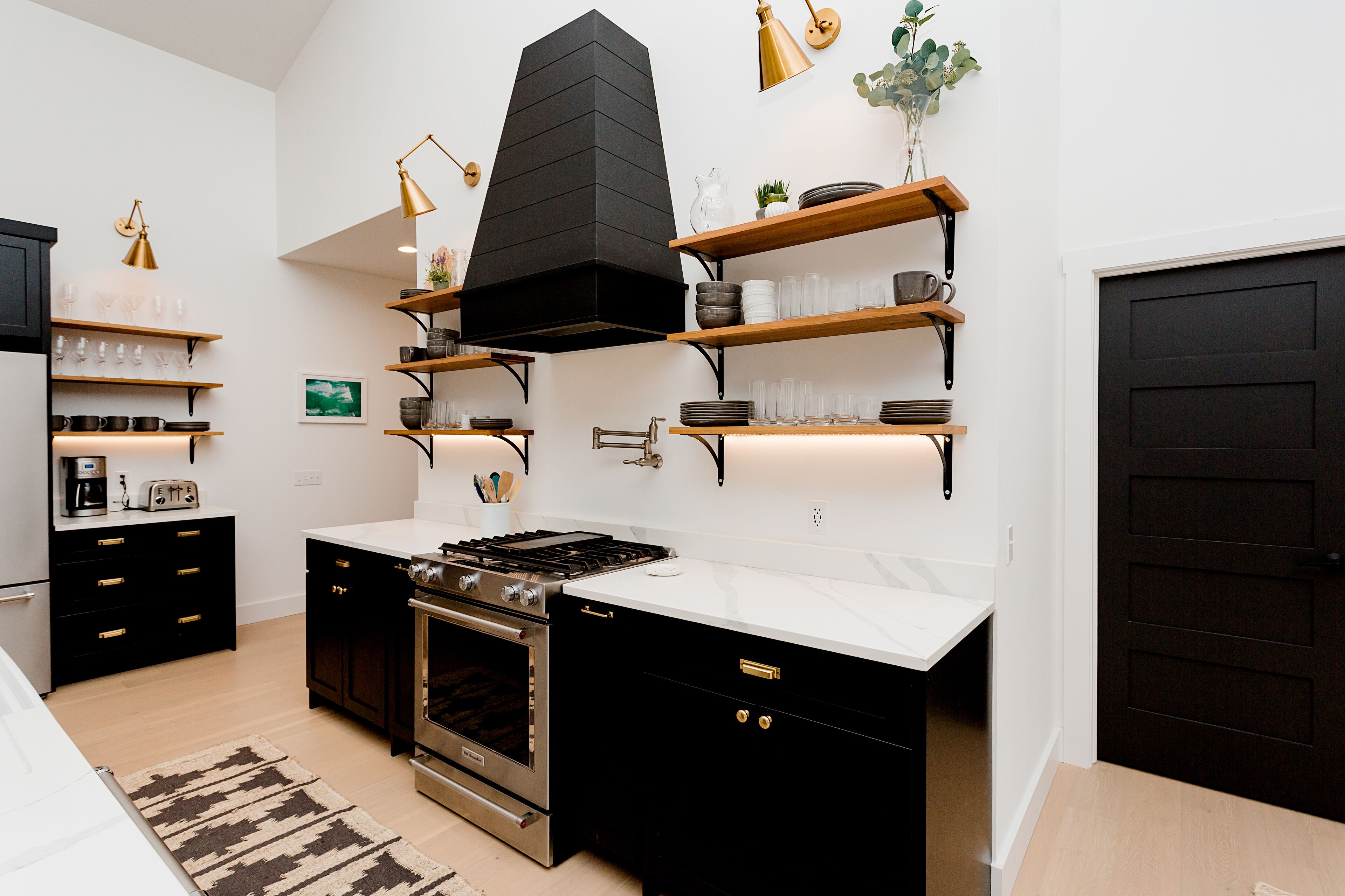 Designer home across from beach, big yard, fire pit, 3 blks to park/playground